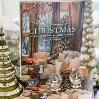 Perfect book for inspiration this season!! 
•
•
•
#theperfectpeony #aninspiredhome #gifts #christmas #books #decor #tylertexas