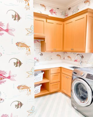 Something’s fishy 🐠 
•
•
•
#wallpaper #fish #lakehouse #laundryroom #tylertexas #design #color #bright #orange