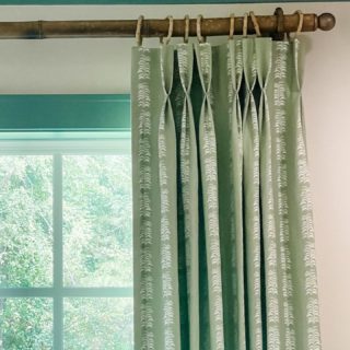 Go green 💚
•
•
•
#drapery #bamboo #lakehouse #install #bedroom #linen #stripes #tylertexas #designer