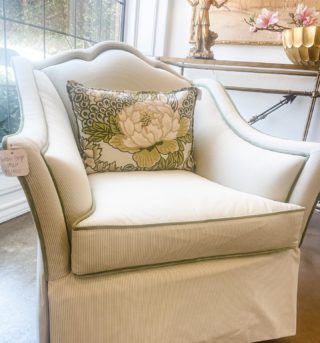 Sittin’ pretty! 
•
•
•
#theperfectpeony #aninspiredhome #tylertexas #furniture #green #chair #stripes #design #interiordesign
