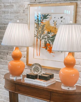 Orange you glad it’s Summer 🍊 
•
•
•
#theperfectpeony #aninspiredhome #orange #art #lamps #color #design #interiordesign #tylertexas