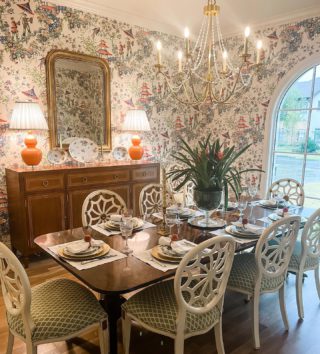 🧡 T H A N K F U L 🧡
•
•
•
#thanksgiving #diningroom #wallpaper #chinoiserie #green #interiordesign #design #interiors #aninspiredhome