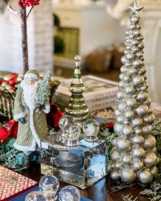 Santa Baby 
•
•
•
#theperfectpeony #aninspiredhome #christmas #decor #interiors #holidays #design #interiordesign #tylertexas