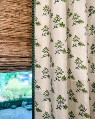 Pretty pleated deets 
•
•
•
#drapery #green #pleats #trim #shades #wovens #breakfastroom #tylertexas #design #interiordesign