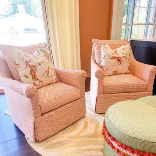 Fringtastic 
•
•
•
#livingroom #swivelchairs #coral #green #upholstery #ottoman #tylertexas #design #interiordesign #chinoiserie