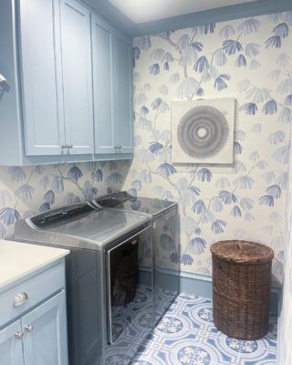 Happy Little Laundry 🧺 
•
•
•
#wallpaperwednesday #laundryroom #design #wallpaper #blues #grasscloth #happy