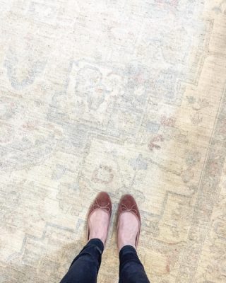Happy rug happy feet 👣 
•
•
•
#theperfectpeony #aninspiredhome #design #interiordesign #rugs #oushak #blush
